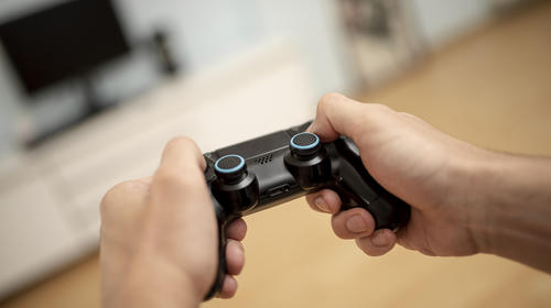 Joven ataca a su madre con tijeras para que le compre videojuegos