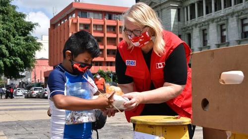 Embajada de Canadá apoya labor de la Olla Comunitaria