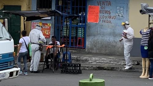 Falsos bomberos piden dinero utilizando trajes de bioseguridad