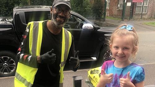 La amistad de una ni&ntilde;a y el repartidor con p&eacute;rdida auditiva