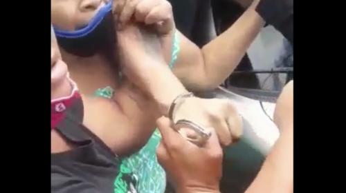 Madre trata de impedir que la PNC capture a su hijo 
