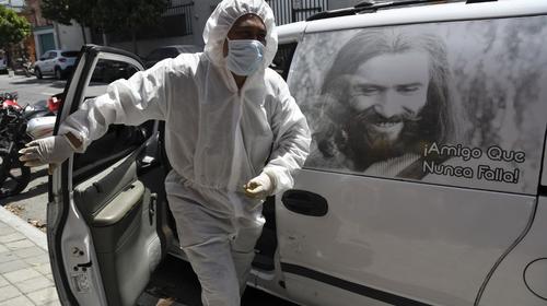 El drama del guatemalteco que enterró solo a su mamá por Covid-19