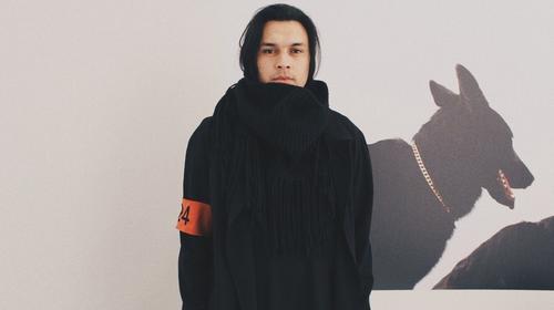 Diseñador guatemalteco crea los trajes del equipo inglés Arsenal 