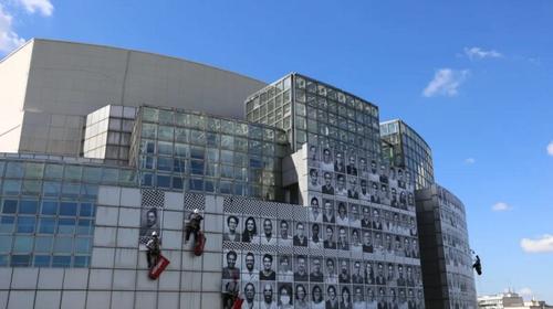 Homenaje a médicos que luchan contra el Covid-19 en París