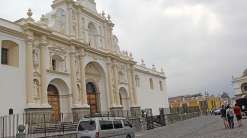 Motoristas multados por carrera clandestina en Antigua Guatemala