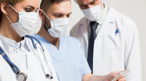 ¿Médicos festejan por el fin de Covid-19 en Israel? R: Falso