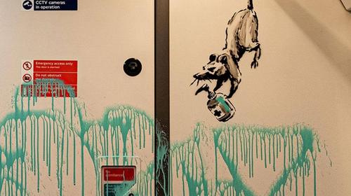 Banksy interviene el metro para promover el uso de mascarilla