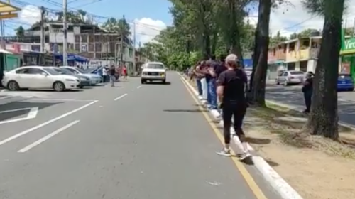 Video: Así despiden a un vecino fallecido en toque de queda