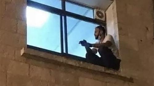 Subía a la ventana de hospital para ver a su madre con Covid-19