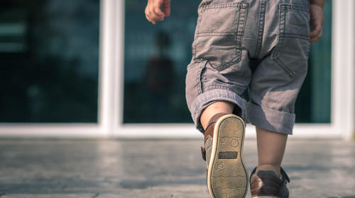 Usa a su hijo para salir y enviar mensaje durante toque de queda