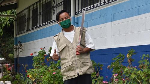 Lo deportaron, pero consigui&oacute; trabajo en Migraci&oacute;n por entusiasta