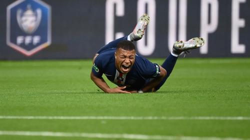 Alarma en el PSG: Mbapp&eacute; se retir&oacute; lesionado tras fuerte entrada