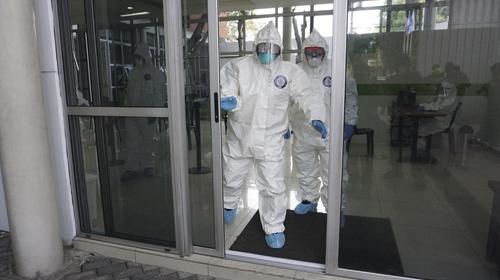 La emotiva salida del hospital de paciente recuperado de Covid-19