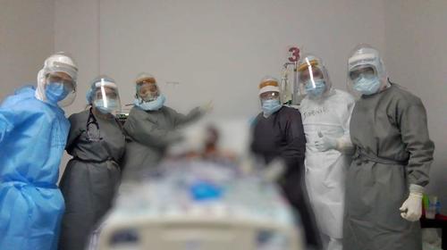 Paciente en Xela sale del intensivo tras pasar 16 d&iacute;as entubado