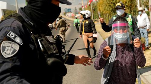  Una mujer persiguió al Presidente de Perú para clamar ayuda