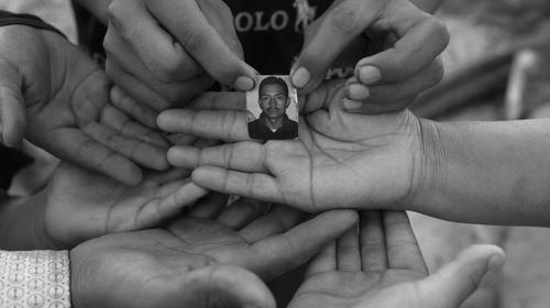 Salvadore&ntilde;a entierra a cinco miembros de su familia por Covid-19