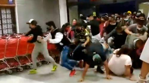 Estampida humana en tienda de M&eacute;xico por aprovechar ofertas