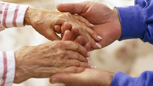Roberth, el "nieto que cay&oacute; del cielo" para pareja de ancianos