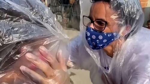 Maestra crea kits de abrazos para visitar a sus alumnos en Brasil