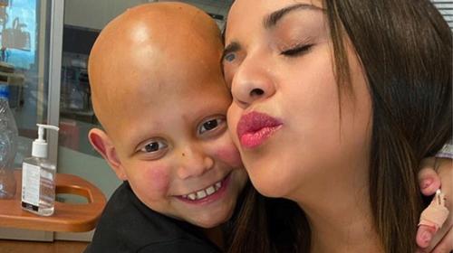 De rodillas: madre reza frente a hospital donde hija venci&oacute; Covid