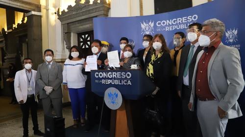 Diputados proponen bono de Q25 mil para médicos con Covid-19