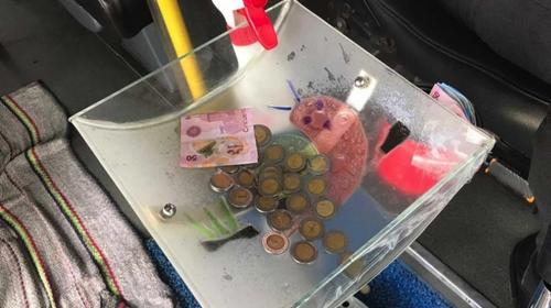 Chofer de bus en M&eacute;xico crea bandeja para desinfectar monedas