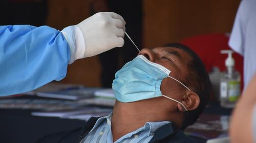 Trabajador de Salud dio positivo a Covid-19 frente a la ministra