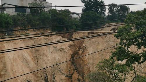 Desprendimiento de tierra preocupa a vecinos de avenida Hincapié 