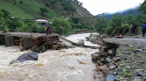 Fuerte lluvia destruye puente y acaba los cultivos en San Marcos 