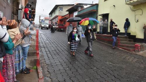 Tecpán recibe con alegría a vecino que superó el Covid-19