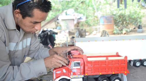Guatemalteco elabora sorprendentes vehículos a escala 
