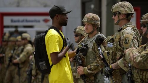 Jefe del Pentágono se opone a despliegue militar contra protestas