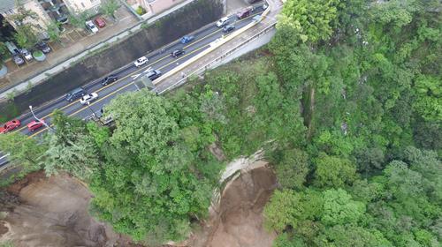 Cierran un carril por hundimiento al final de la Hincapié