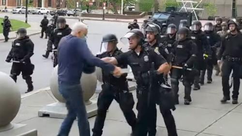 Suspenden a policías en Nueva York por agredir a anciano