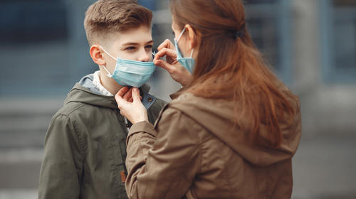 OMS recomienda mascarillas si no es posible distancia social