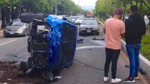 Carro protagoniza accidente y termina volcado en la Atanasio Tzul