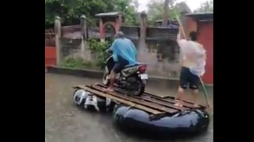 En Ayutla usan balsas para trasladarse por crecida de r&iacute;o