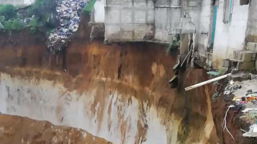 Varias casas "penden de un hilo" en Ciudad Peronia