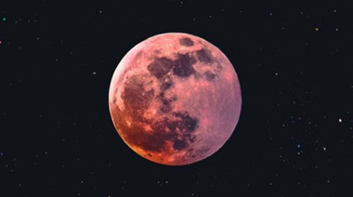 Captan impresionantes imágenes del eclipse "Luna de Fresa"