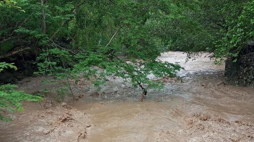 R&iacute;o se desborda y  recorre las calles de Nent&oacute;n, Huehuetenango