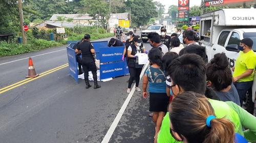 Conductor arrolla a mujer, se fuga pero se empotra en una caseta