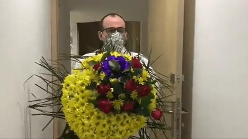 Colombia: Médico recibe corona tras muerte de paciente con Covid 