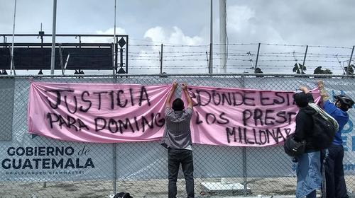La manifestación con mantas en el Parque de la Industria
