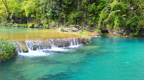 Giammattei promete que ruta a Semuc Champey estará asfaltada