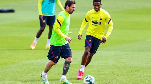 ¿Error o asistencia? Vistosa jugada de Messi en entreno del Barça