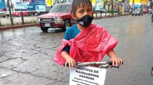 Arturo, el pequeño que hace "mandados" para ayudar en la crisis