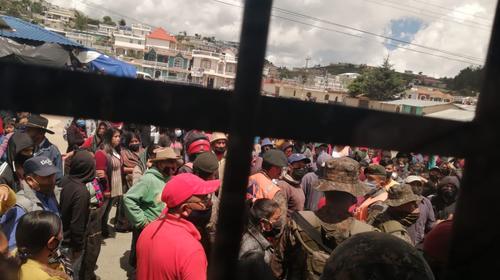 Pobladores de Ixtahuac&aacute;n retienen a fiscales del MP