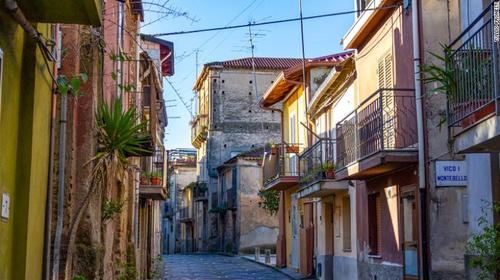 Italia: Ciudad "libre de Covid" vende casas a un dólar, pero...