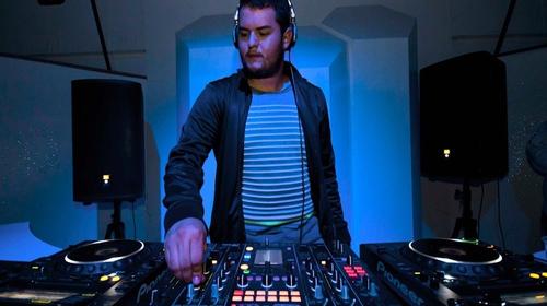 DJ guatemalteco relata cómo sobrevivió al Covid-19 desde su casa