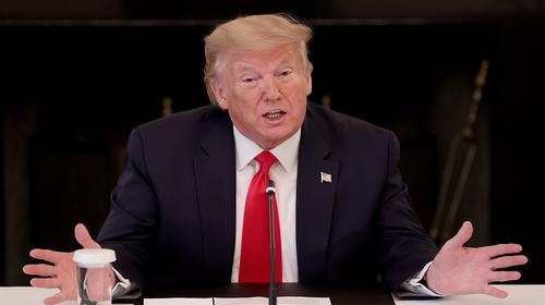 Trump cumple 74 a&ntilde;os y niega estar mal, tras incidente en rampa